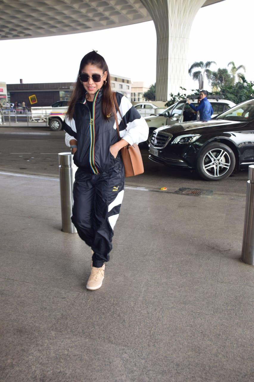 Sunidhi Chauhan arrived in a relaxed fit at the airport. The singer posed for the paparazzi before heading inside the airport
