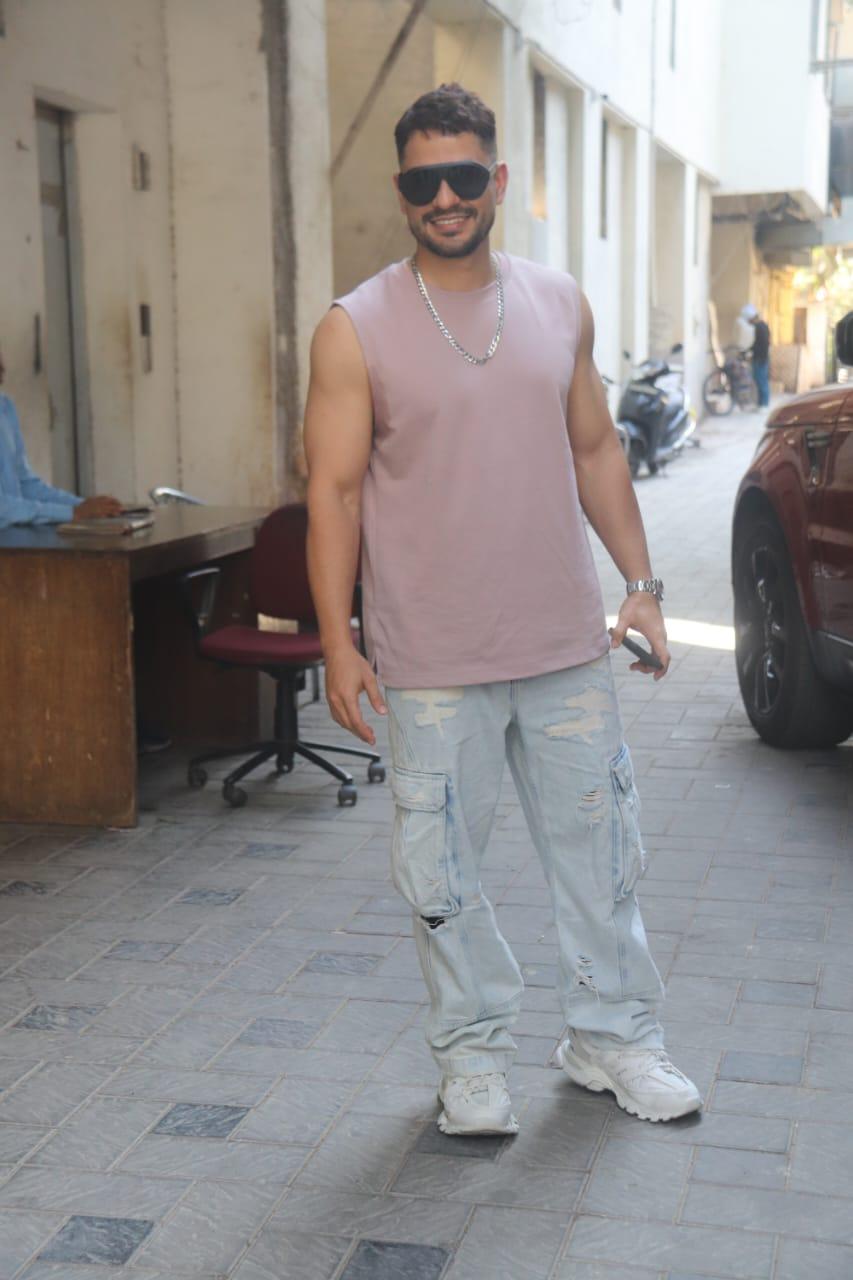 Kunal Kemmu was spotted out and about in Mumbai today. The actor donned a tank top and jeans!