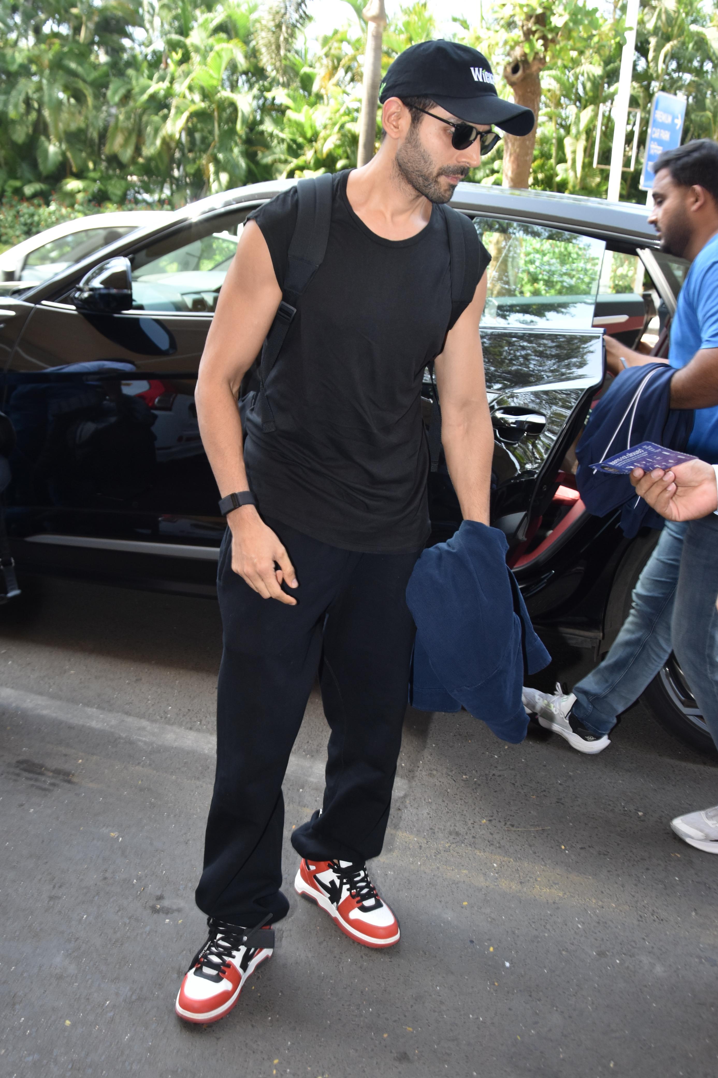 Kartik Aaryan was clicked at T1 (Mumbai airport) this morning. The actor looked cool and casual