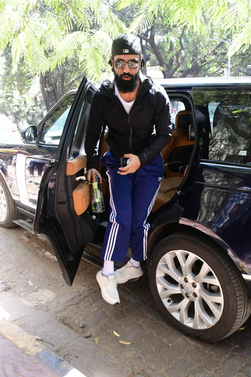 Vicky Kaushal was spotted in Mumbai today. The actor looked super cool in his causal attire as he got clicked by the city paparazzi