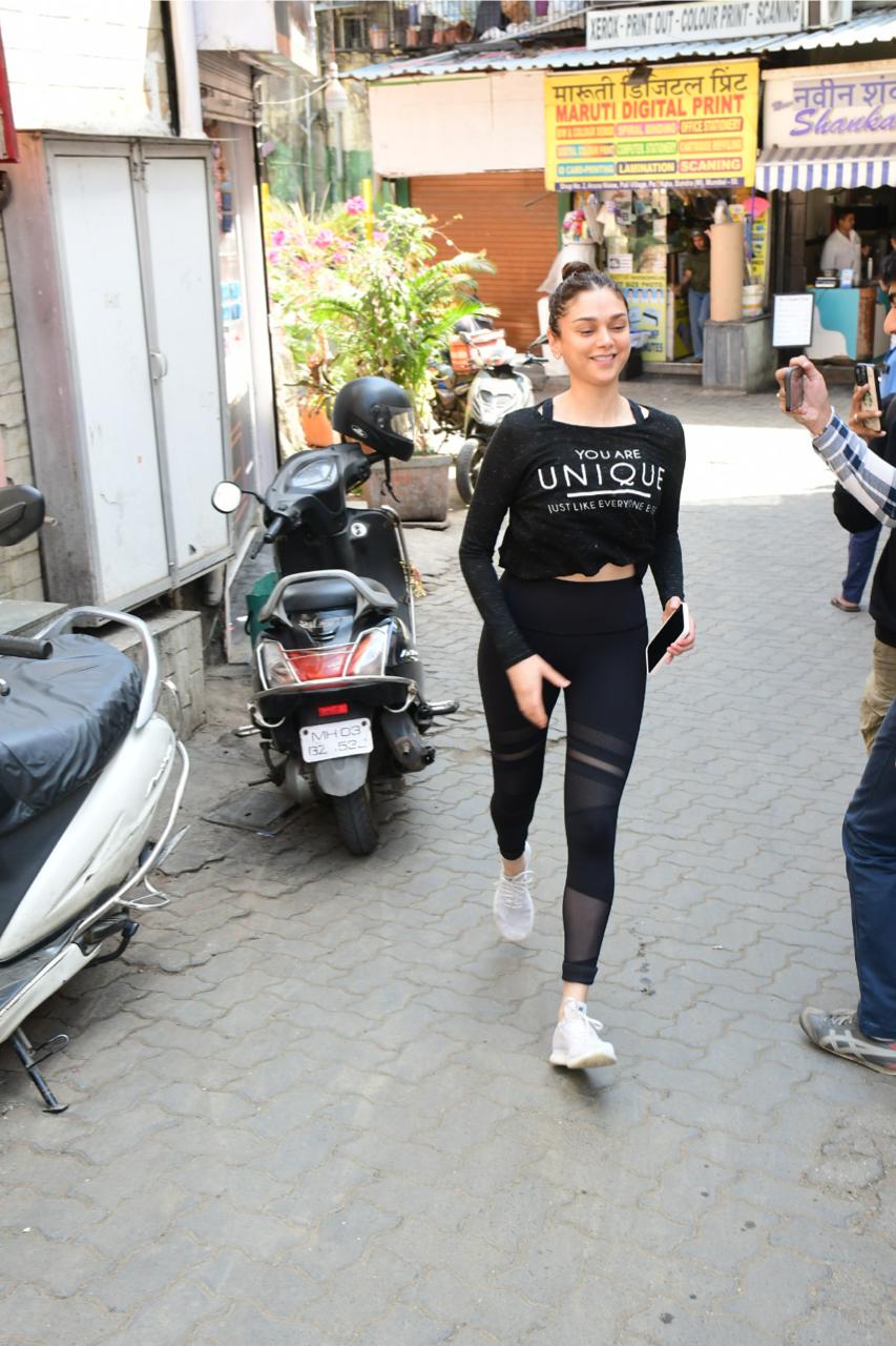 Aditi Rao Hydari was seen running on the streets of Mumbai as paparazzi caught a glimpse of her