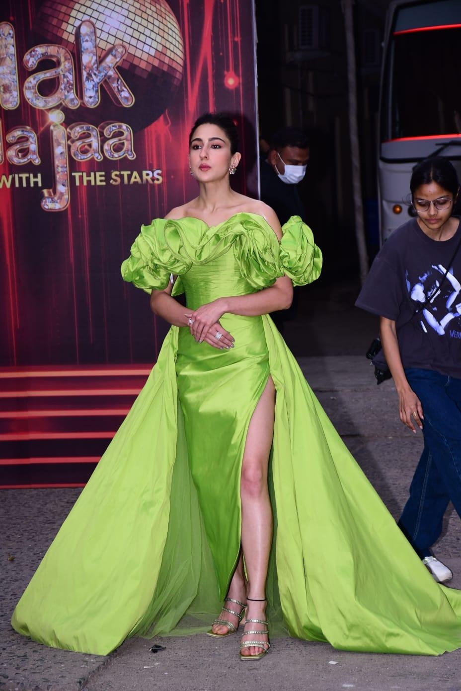 Sara Ali Khan joined Vijay Varma on JDJ 11 sets. Sara was dressed in an extravagant green dress