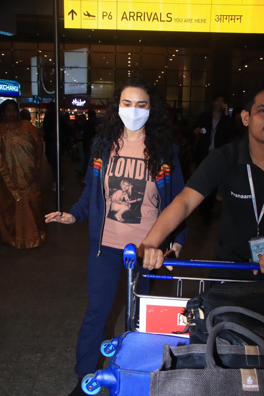 After a while away, Preity Zinta arrived at the airport looking as gorgeous as ever. The cameras all clamoured for a picture of the actress