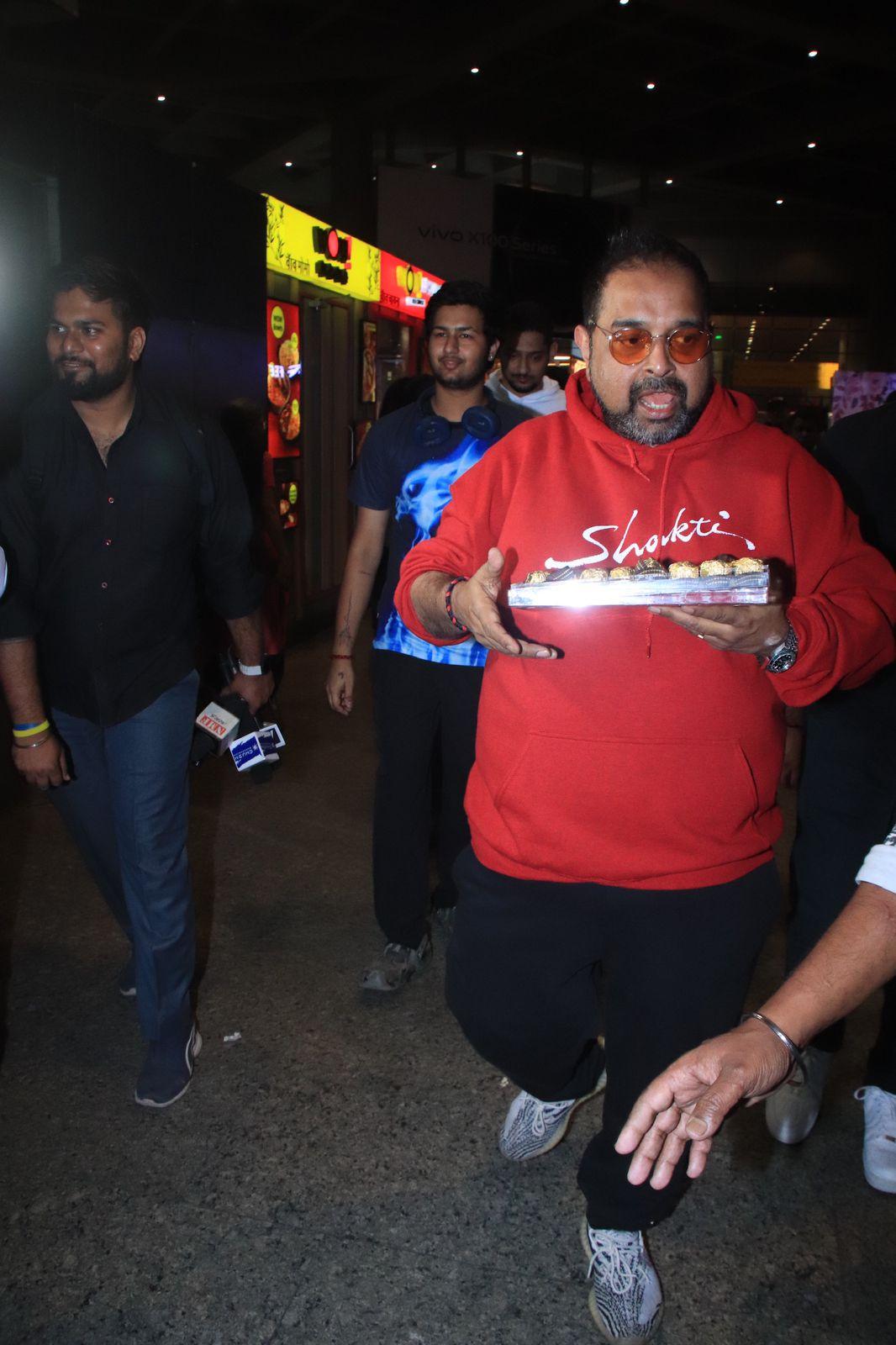 In a sweet gesture, the singer distributed sweets to all the paparazzi stationed at the airport