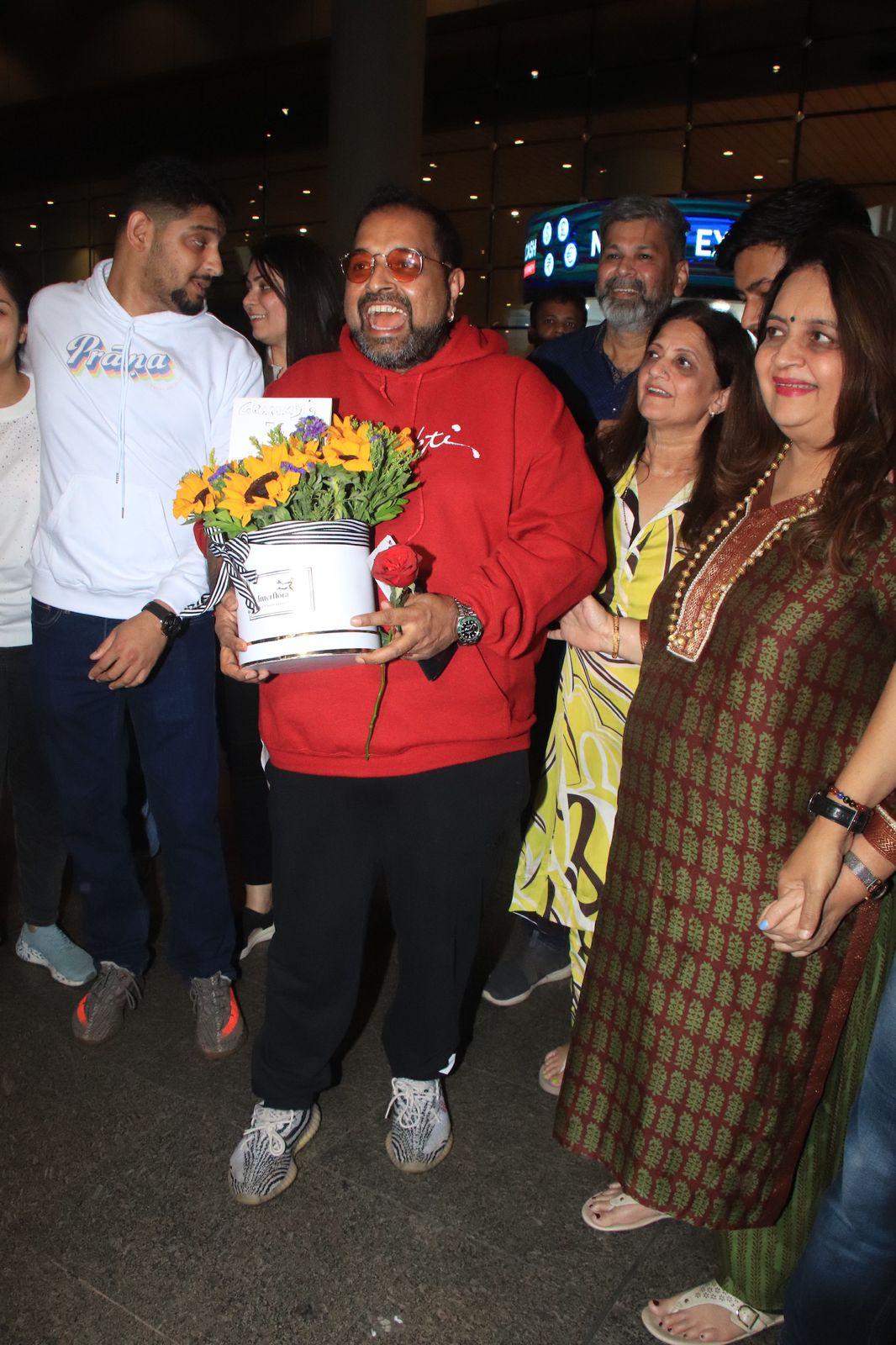 Grammy winner Shankar Mahadevan arrived at the Mumbai airport after his great win at the renowned award show abroad!
