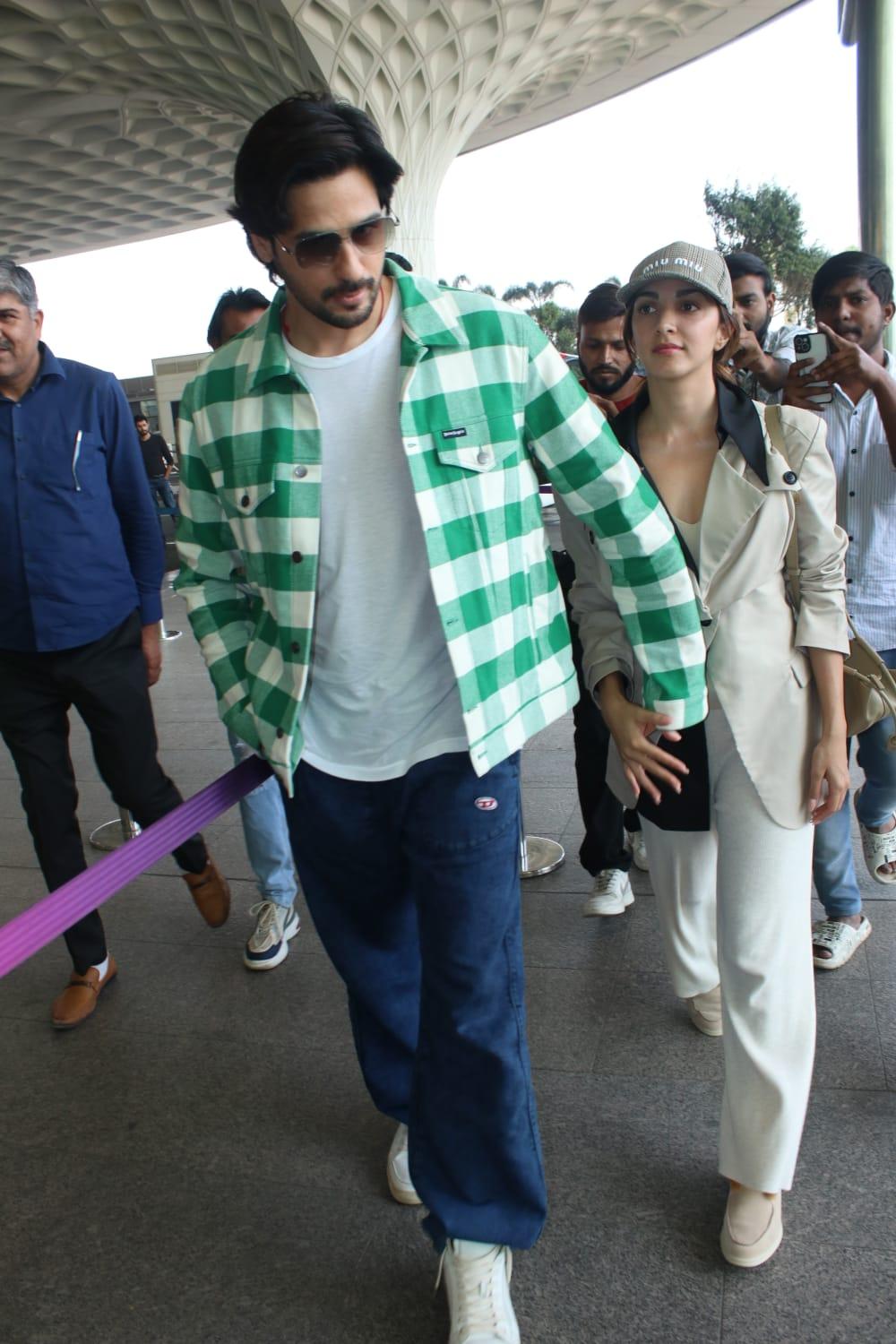 Kiara Advani and Sidharth Malhotra were spotted at the Mumbai airport this morning