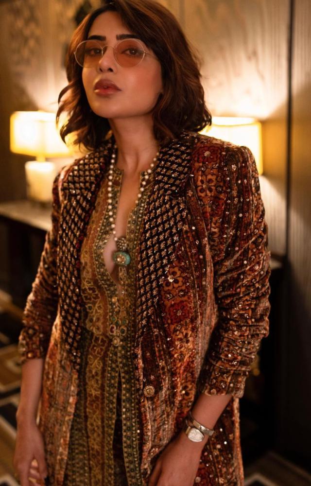 You can`t forget the stunning outfit Samantha wore. Known for her incredible style, she donned an iconic ensemble designed by the fashion expert, Ritu Kumar