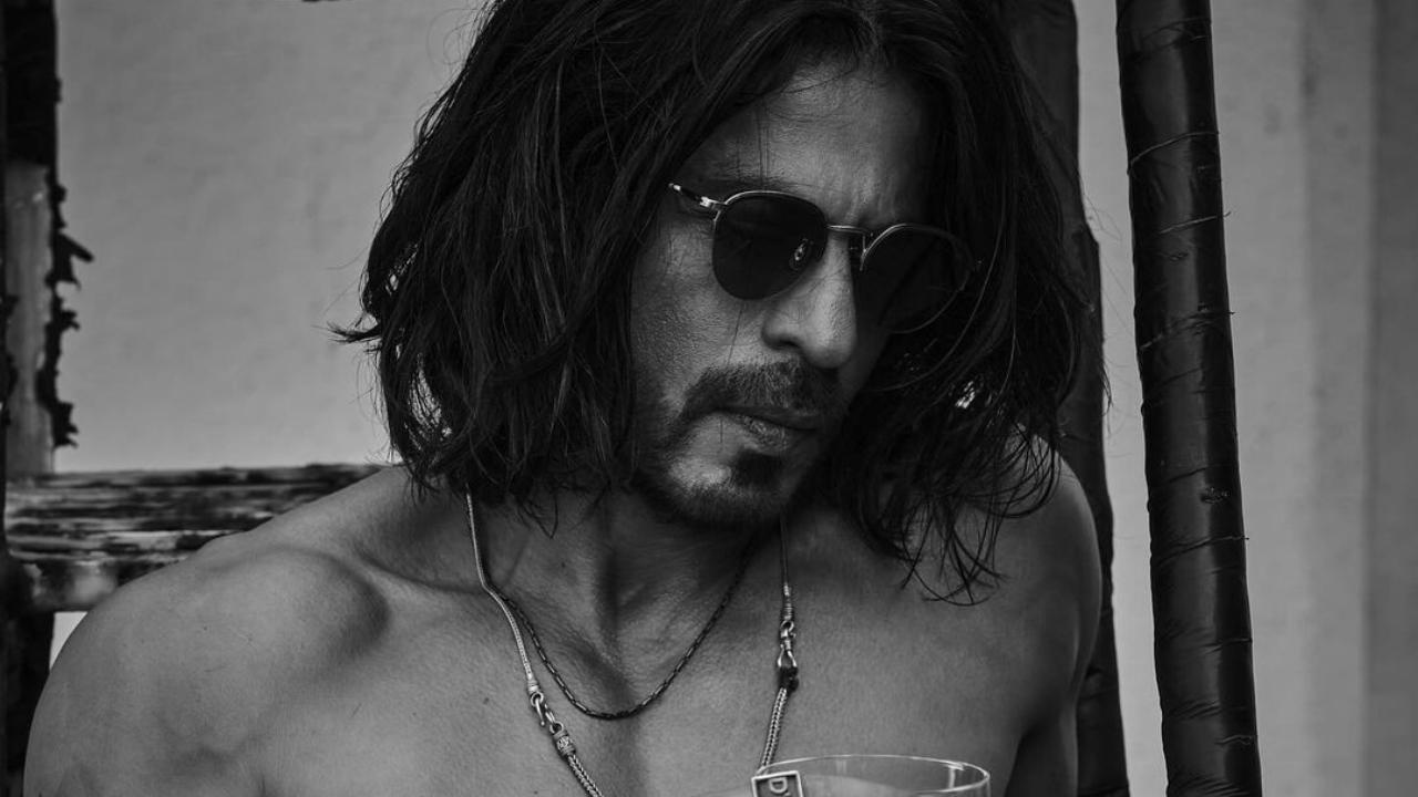 Shah Rukh Khan's shirtless photo leaves the internet gasping for air