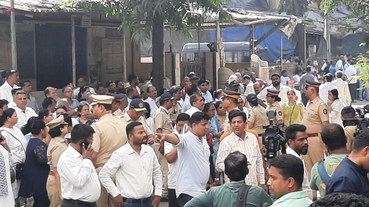 The mortal remains of the deceased Sena (UBT) leader are taken to the state-run JJ Hospital for a post-mortem. The funeral is expected to take place later on Friday