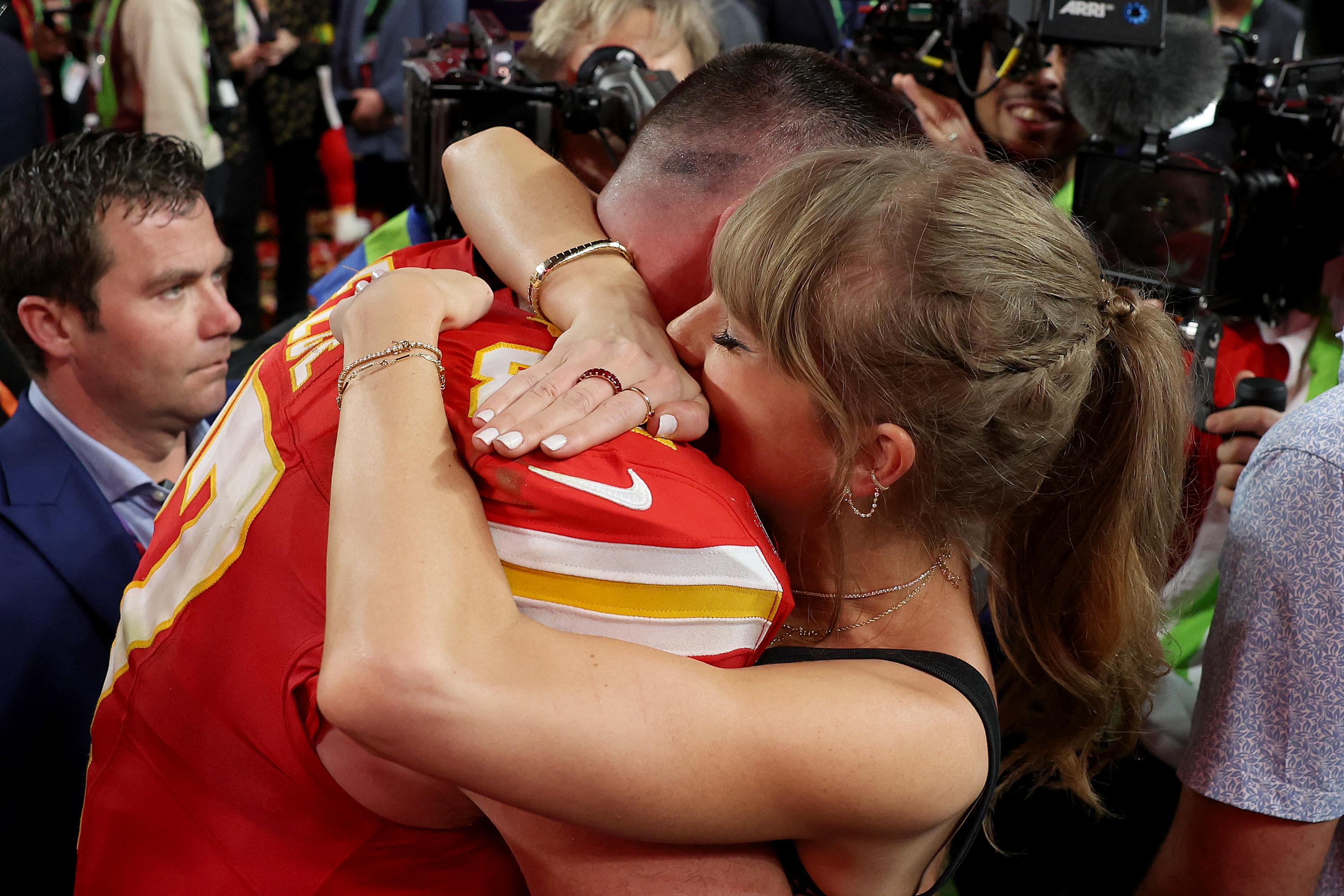 Travis Kelce of the Kansas City Chiefs hugs GF Taylor Swift after defeating the San Francisco 49ers 25-22 during Super Bowl LVIII at Allegiant Stadium on February 11. (Photo: AFP)