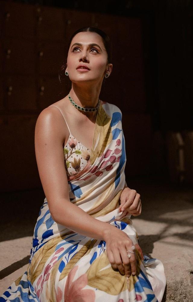 Put on a perfect floral saree with a strappy blouse, and create this look during the golden hour. 
