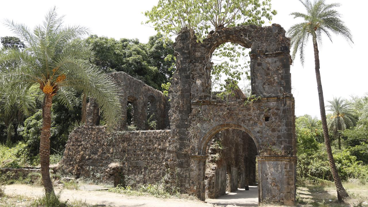 The architecture of Vasai Fort is a testament to the Portuguese influence in the region. Its sturdy stone walls, ramparts and bastions exhibit a blend of European and Indian architectural styles, reflecting the cultural exchange that occurred during that era