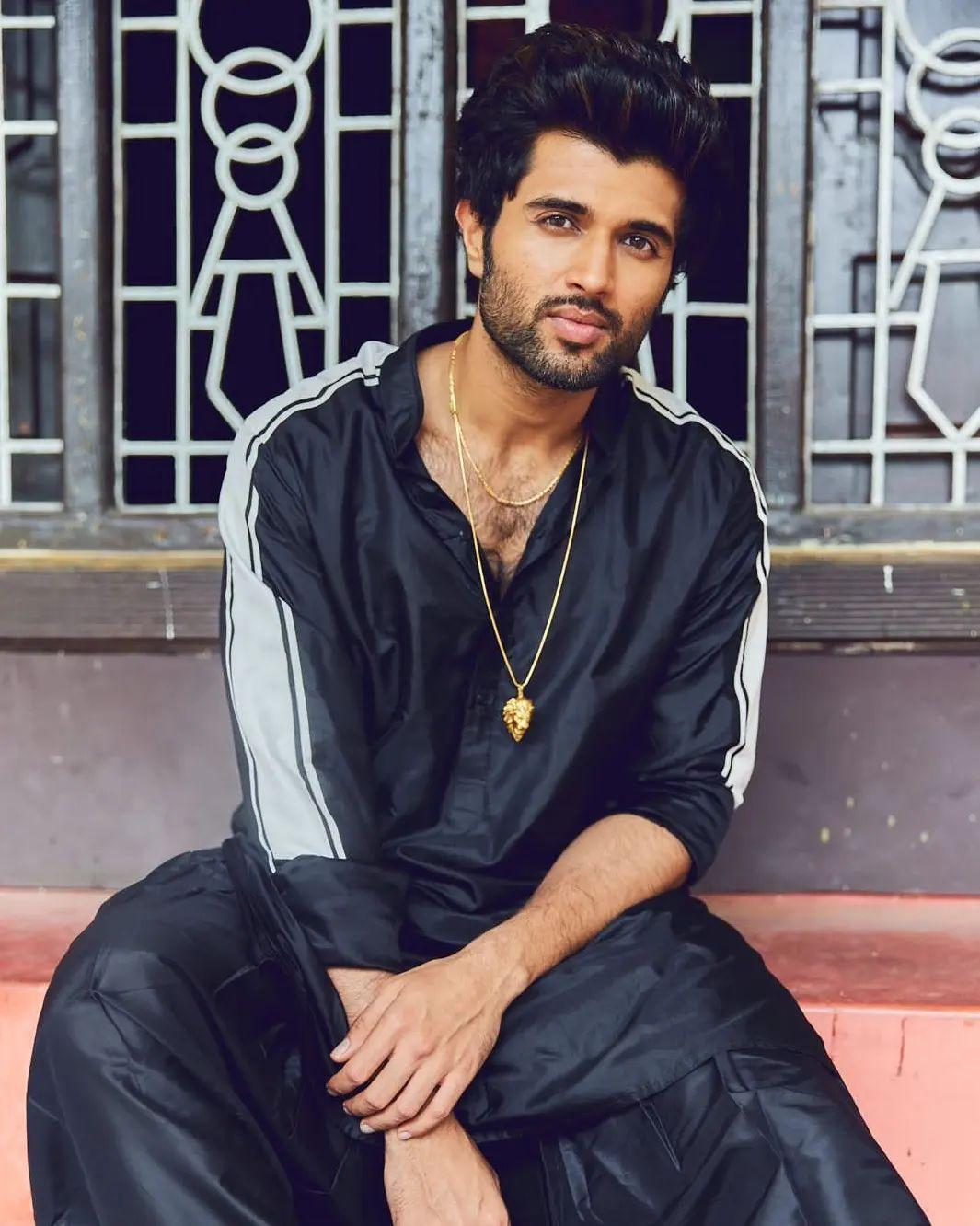 Vijay Deverakonda carries his inbuilt charm and swag wherever he visits and his appearance in the casual outfit speaks a lot about the same. 