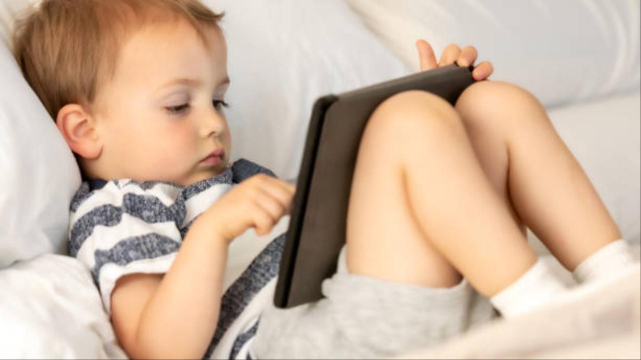 Toddlers addicted to phones showing autism-like signs: Doctors