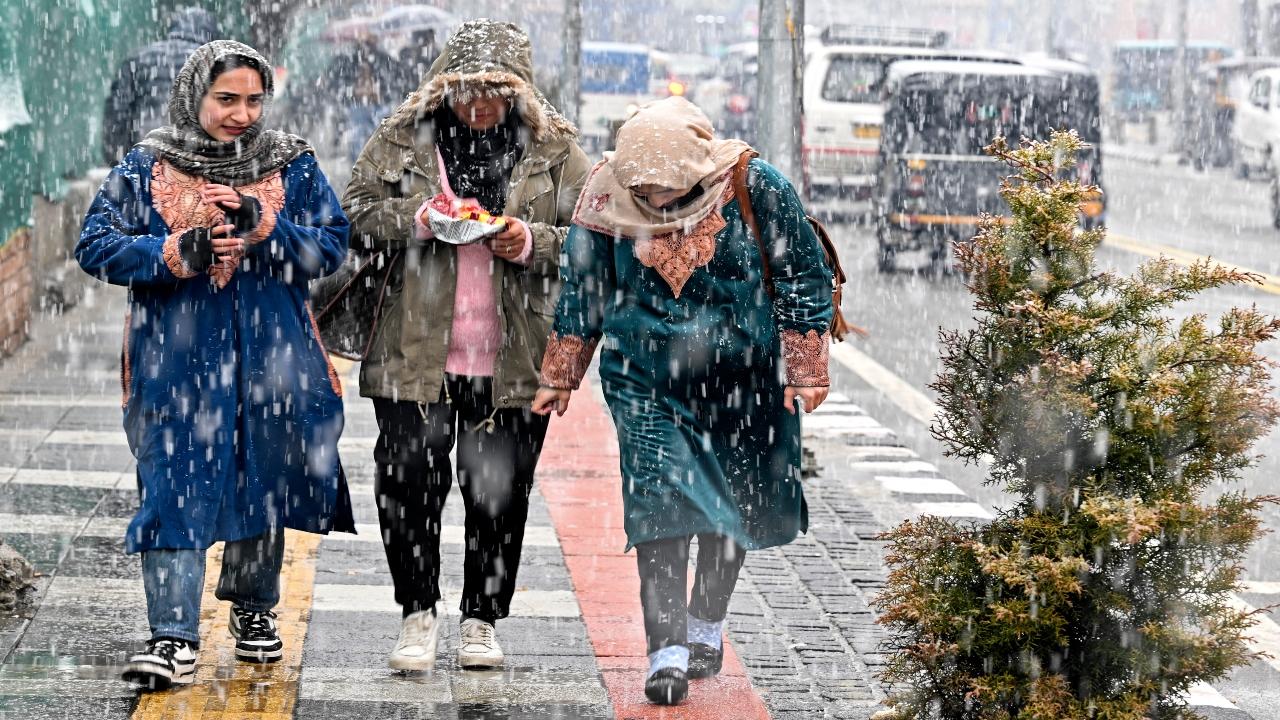 Srinagar, which has been lashed by rain since Sunday, witnessed moderate snowfall in the early part of the day