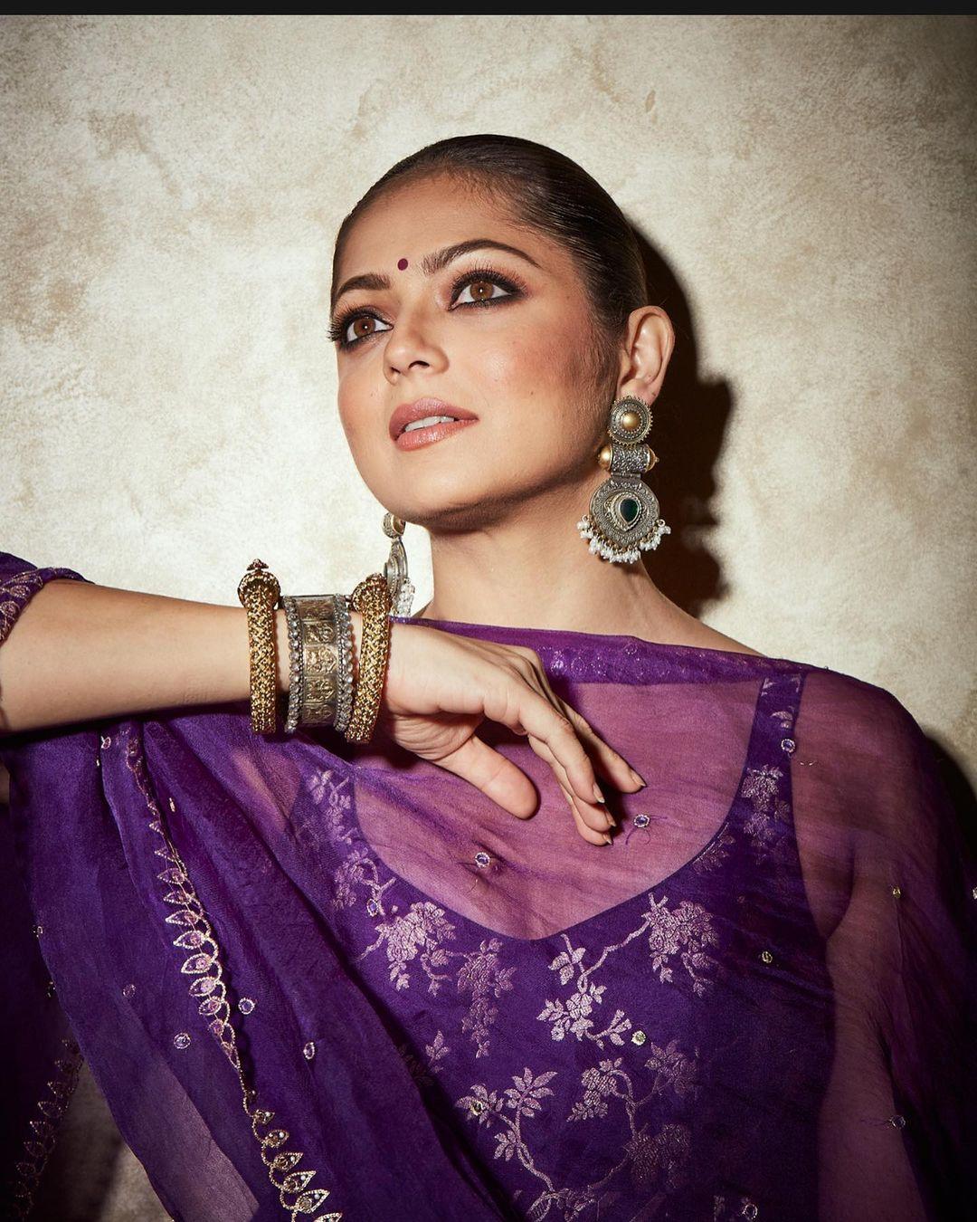She tied her hair in a chic bun, and the black bindi on her forehead elevated her overall look. Adding oxidized jewelry further enhanced her appearance