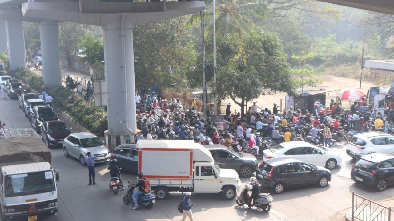Mumbai and Nagpur witnessed prolonged queues at petrol pumps as residents rushed to fill their vehicle tanks amidst concerns of an impending fuel shortage, triggered by the ongoing protest by truck drivers. Pics/ Anurag Ahire