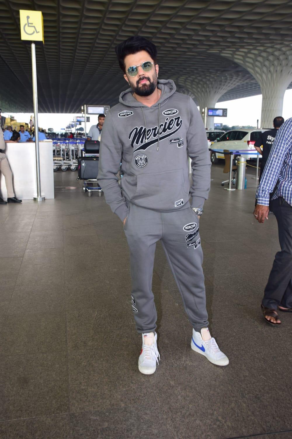 Manish Paul was clicked at the airport 