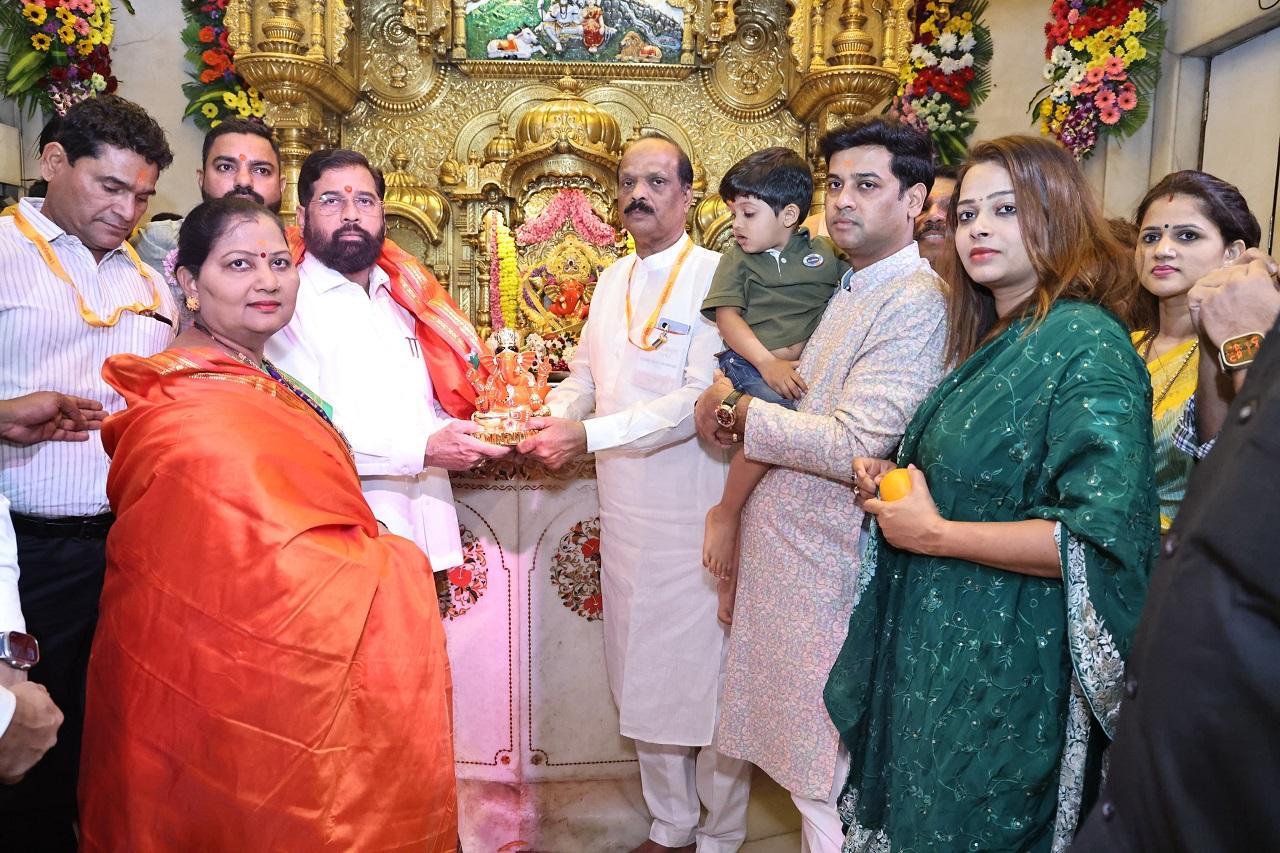 In Photos: Maharashtra CM Eknath Shinde Along With His Family Offer ...