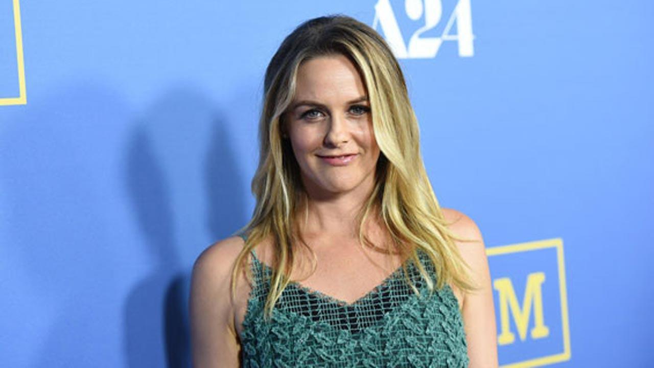 Alicia Silverstone provides Indian school children with vegan meals