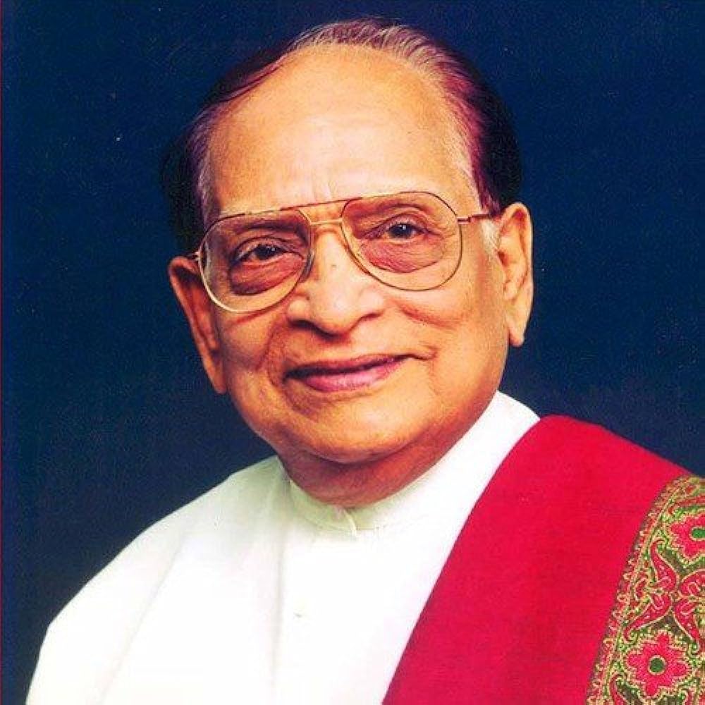 1st Generation'Allu Ramalingaiah: Commencing his film journey in 1953 with Puttillu, Allu Ramalingaiah played iconic roles in classics like Mayabazar, Missamma, and Sankarabharanam. Known for his comedic timing and distinctive nasal voice, he earned the Padma Shri in 1990. His son, Allu Aravind, stands as a powerhouse producer in Tollywood, while his daughter, Surekha, is wed to the renowned actor Chiranjeevi.