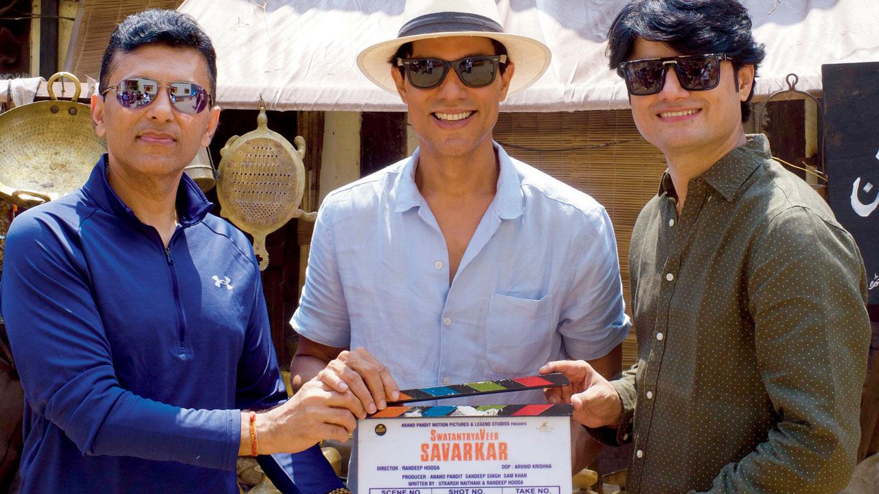 The actor flanked by Pandit and Singh