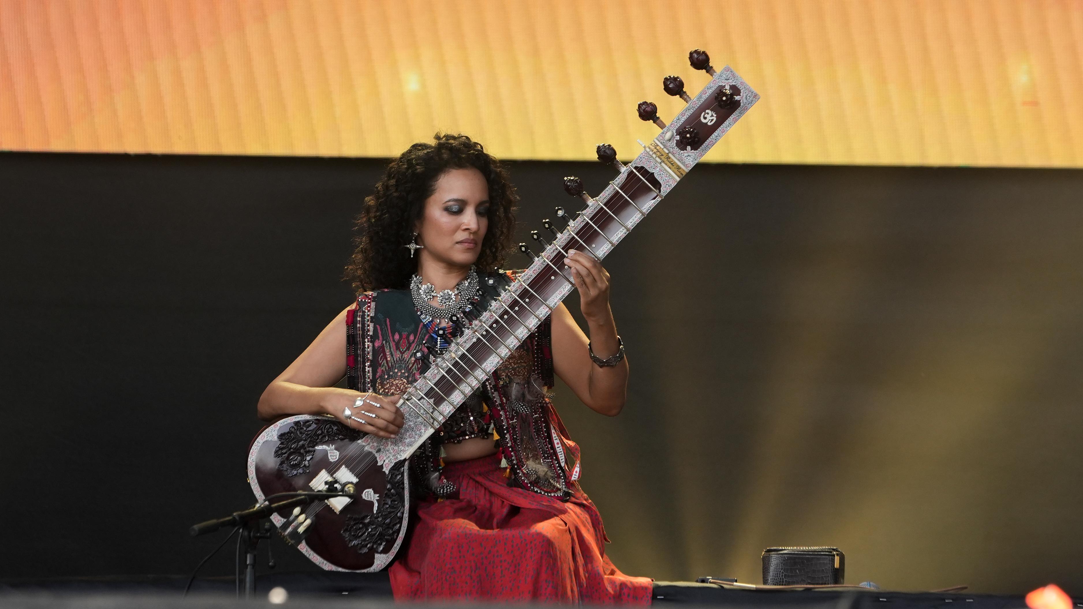 Anoushka Shankar’s sounds that blended Indian folk and classical melodies were combined with beautiful dancers performing and moving to the rhythm. Mesmerised by her soulful sitar performance, everyone was seen cheering on delightfully. 