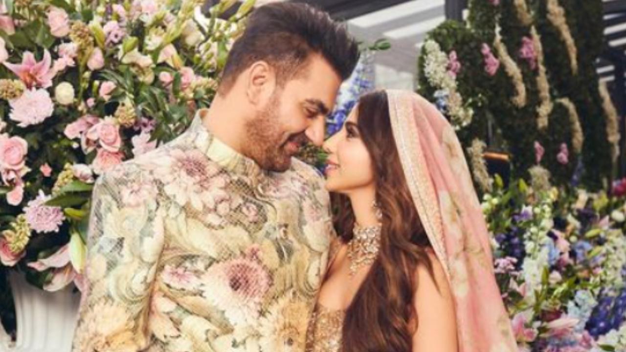 Arbaaz Khan gives flying kiss to wife Sshura Khan as they arrive in Mumbai after their honeymoon