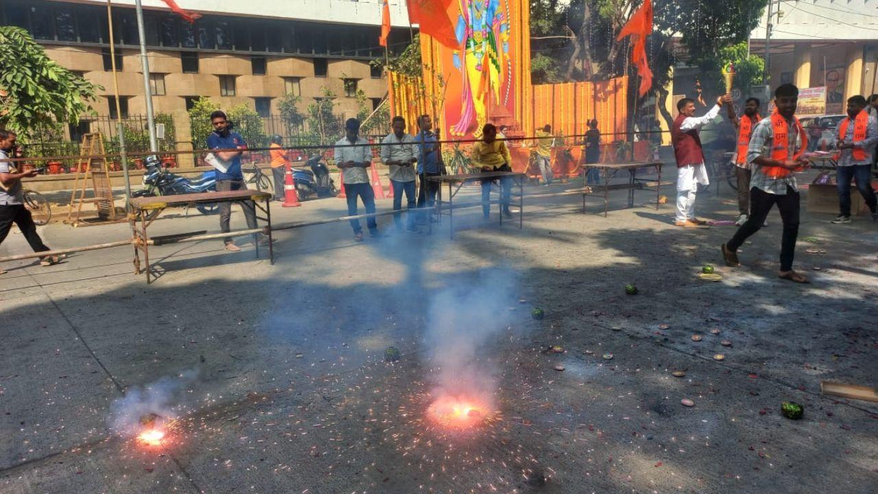 Mumbaikars celebrate Ram Lalla's Pran Pratishthan with dance, firecrackers