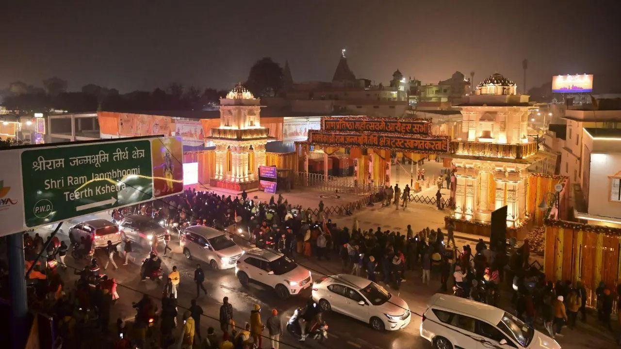 Heavy rush outside Ayodhya Ram Mandir, devotees throng to offer prayers