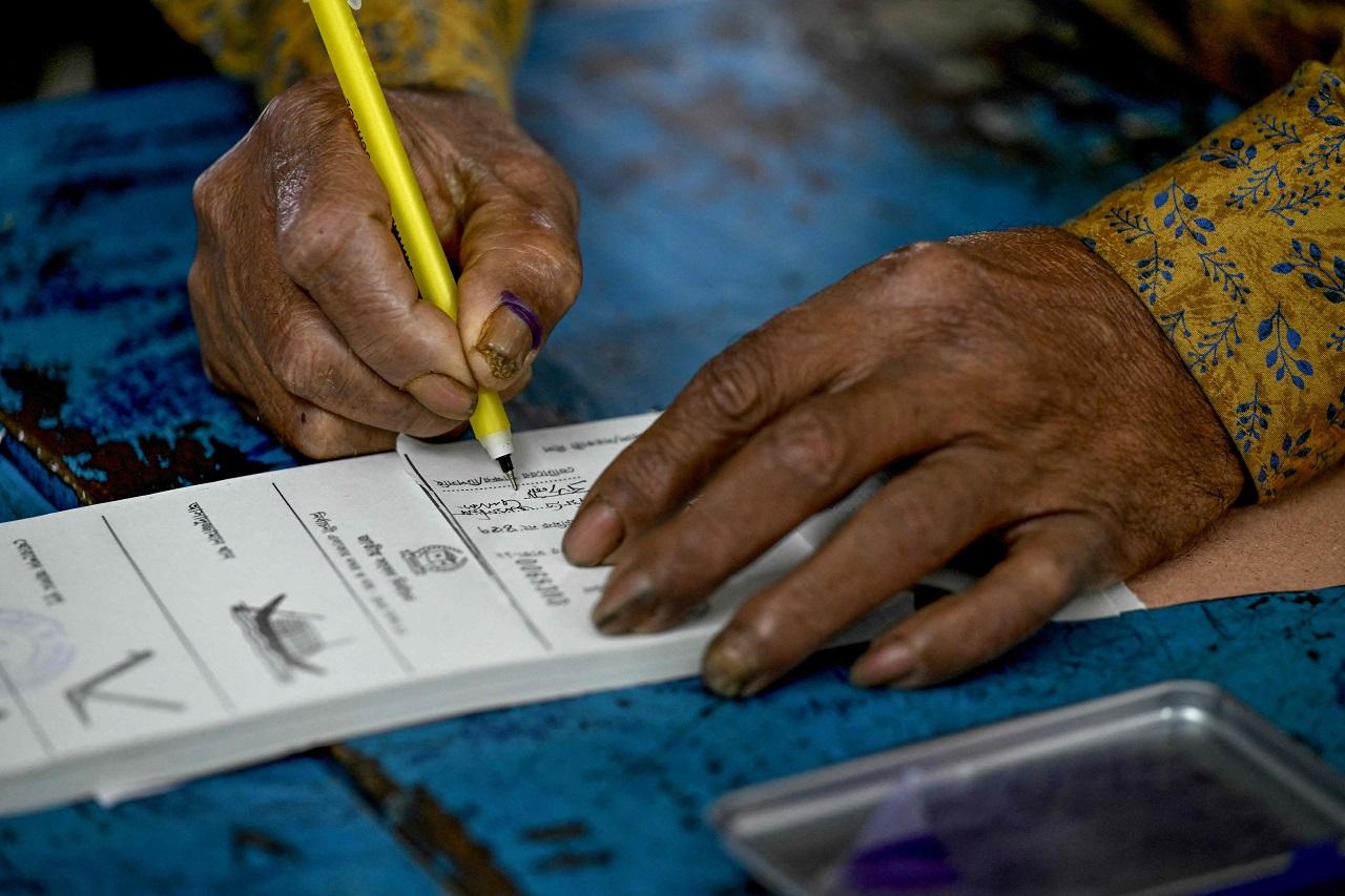 <p>Prime Minister Hasina cast her vote at Dhaka City College polling centre at 8:03 am local time. Her Daughter Saima Wazed also accompanied her</p>