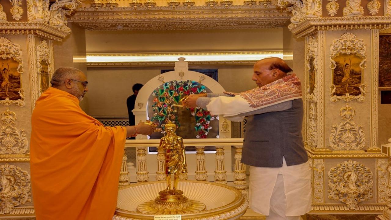 Rajnath Singh offered his prayers at the temple during his visit