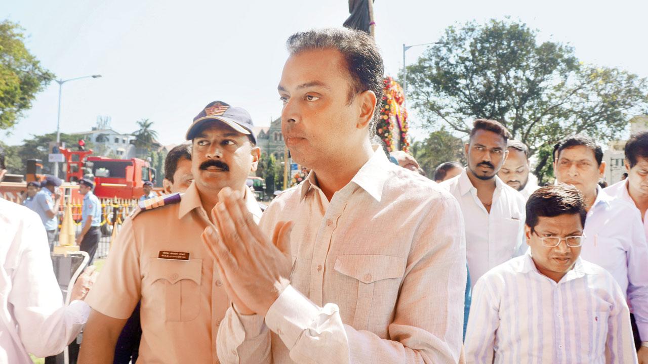 New Shiv Sena recruit Milind Deora, too, pays his respects at Thackeray’s statue at Churchgate. Pic/Anurag Ahire
