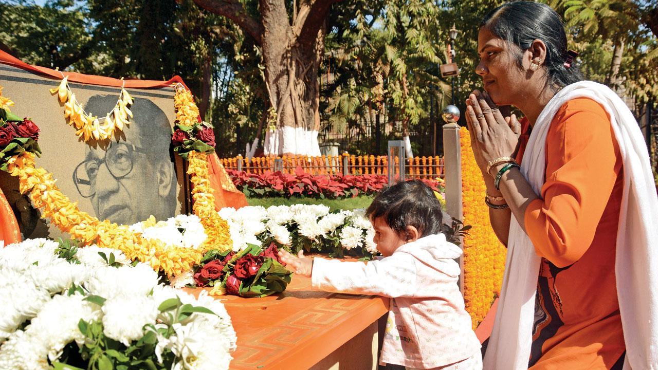 Citizens trooped in to pay tribute at the Thackeray memorial at Shivaji Park on Tuesday. Pic/Sayyed Sameer Abedi