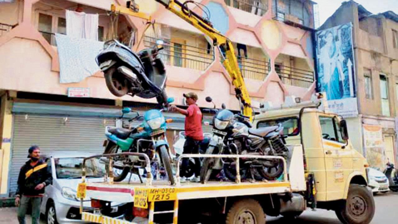 Mumbai traffic cops penalise over 11,000 offenders for illegally parking on footpaths