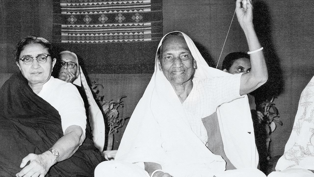 Jankidevi Bajaj (right). Pic Courtesy/Jamnalal Bajaj Foundation