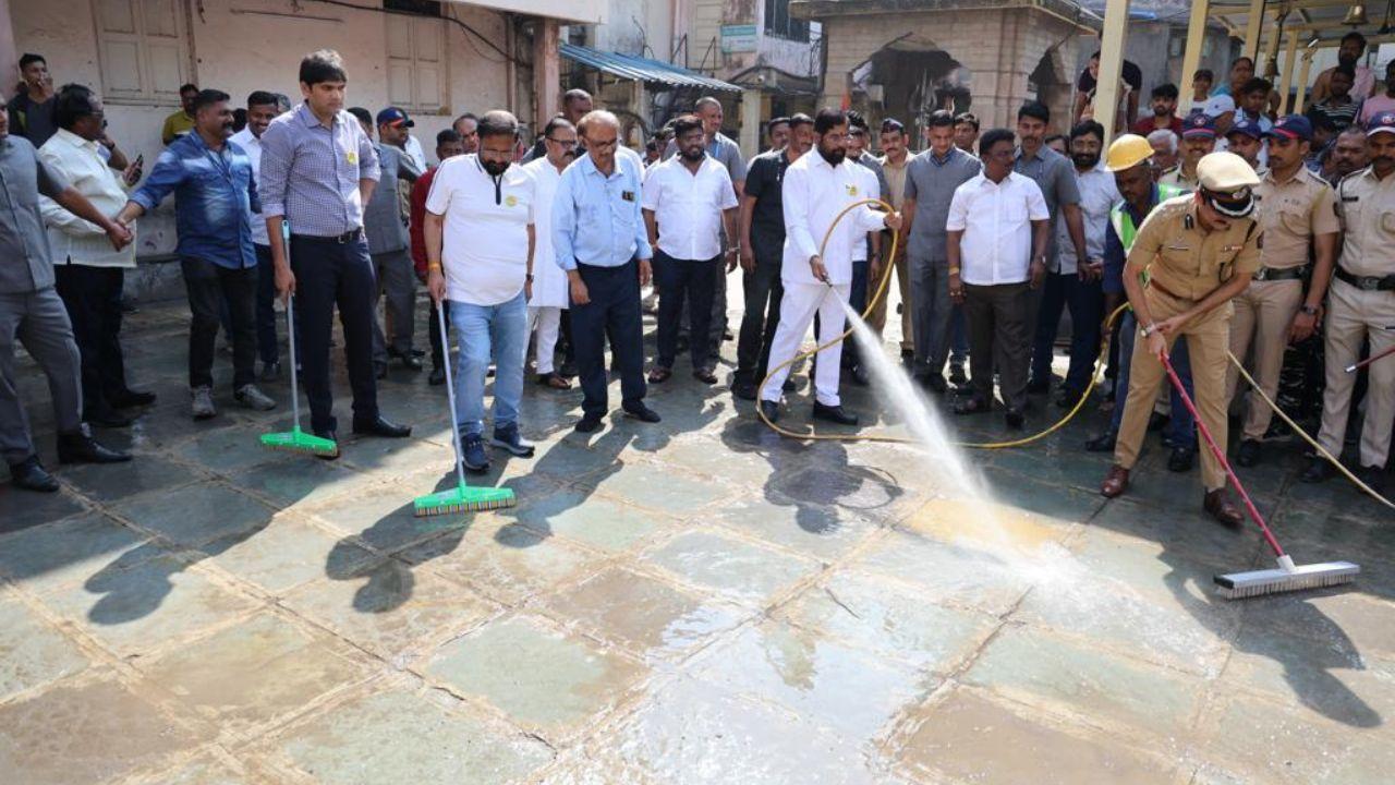 CM Shinde before the cleanliness drive, washed the Shivalinga (idol of Lord Shiva) and performed an aarti. 