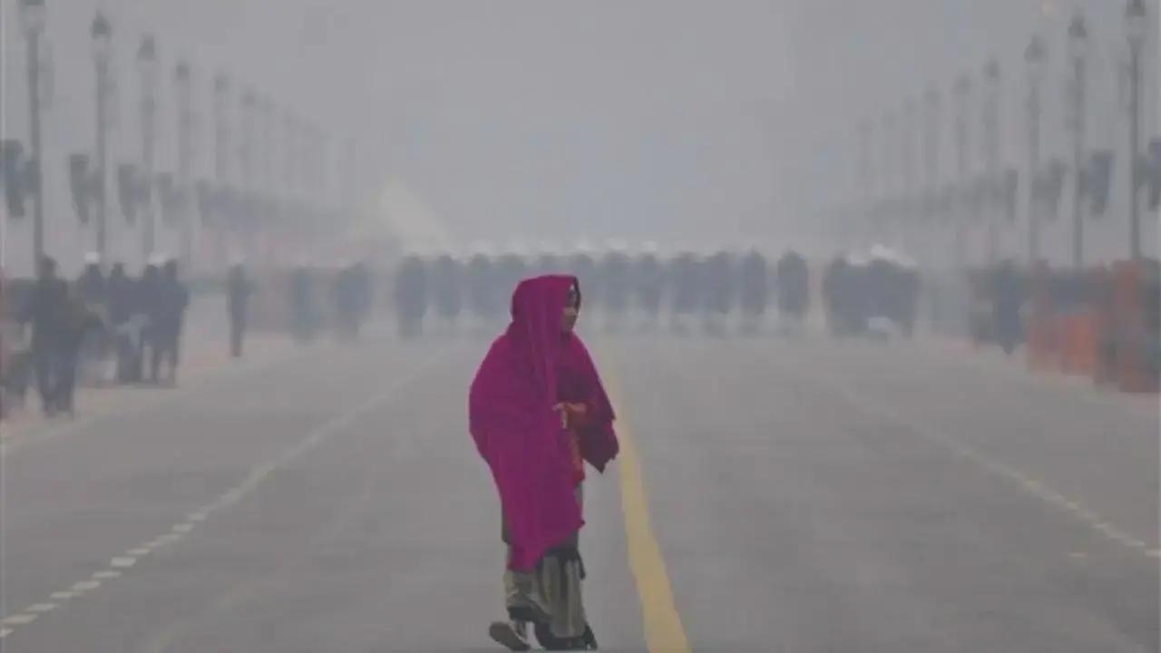 Delhi: Amid cold wave and dense fog, AQI drops; people suffer heath issues