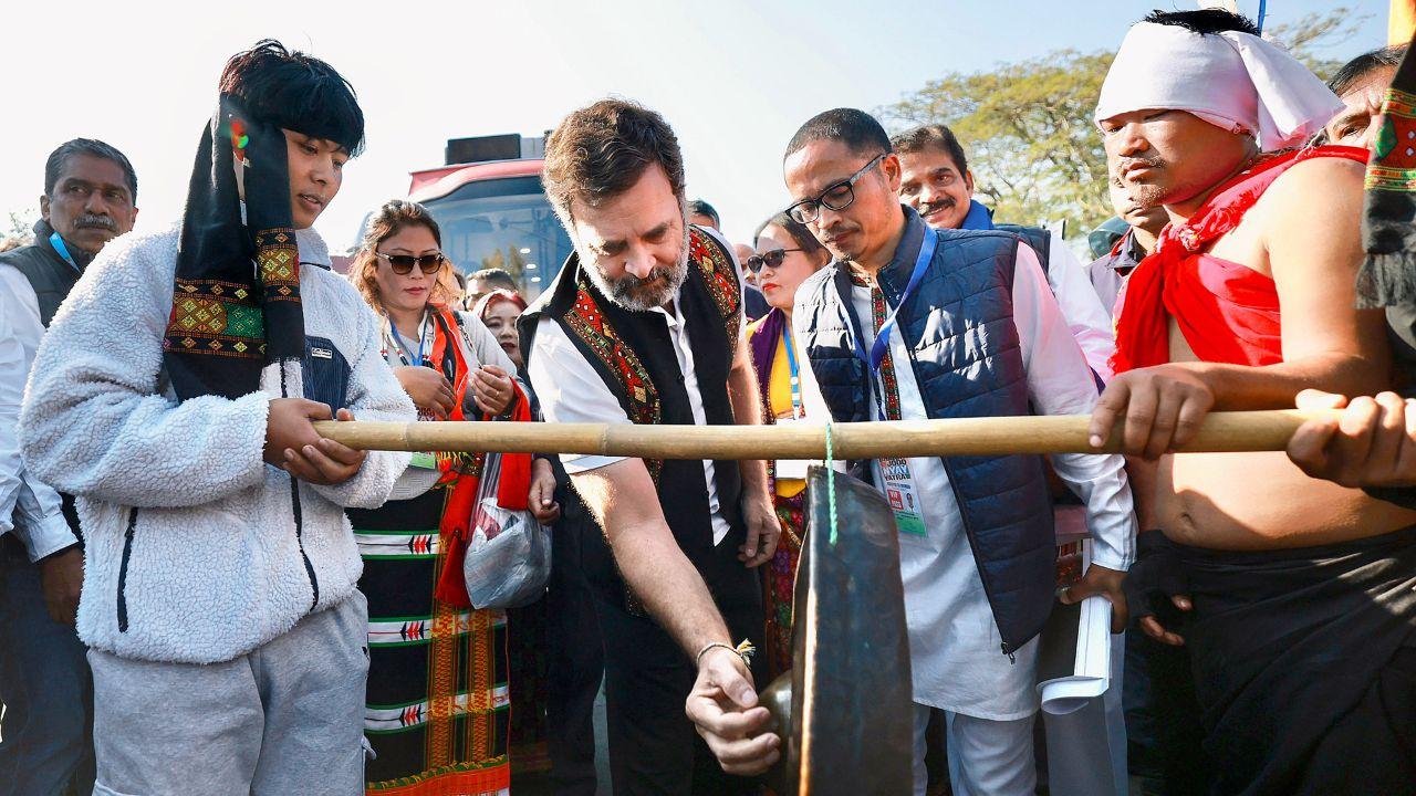 People queued along the path to meet Rahul Gandhi, mainly women and children, who gave the yatra a warm reception. The public's enthusiasm and eagerness for the Bharat Jodo Nyay Yatra is evident in the warm response.