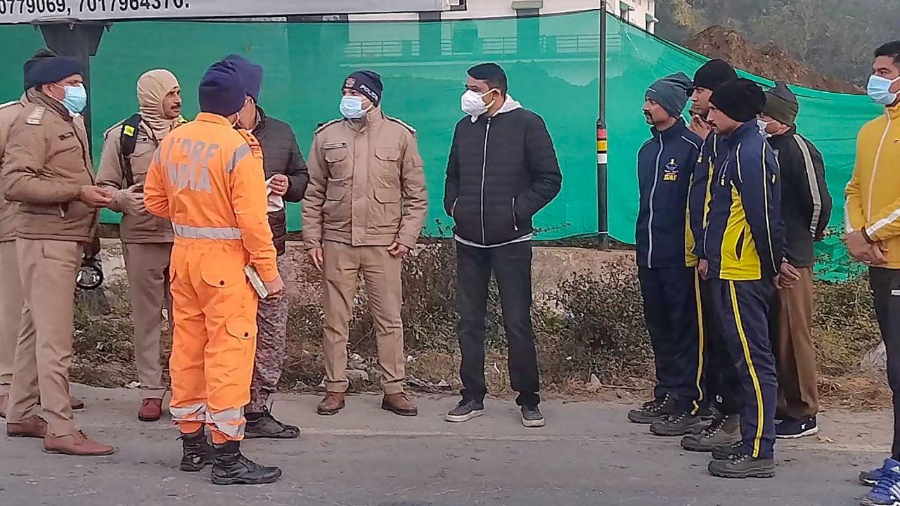 Upon receiving reports of individuals experiencing breathing difficulties due to the chlorine gas cylinder leakage, emergency response teams were mobilised to the Jhanjra area.