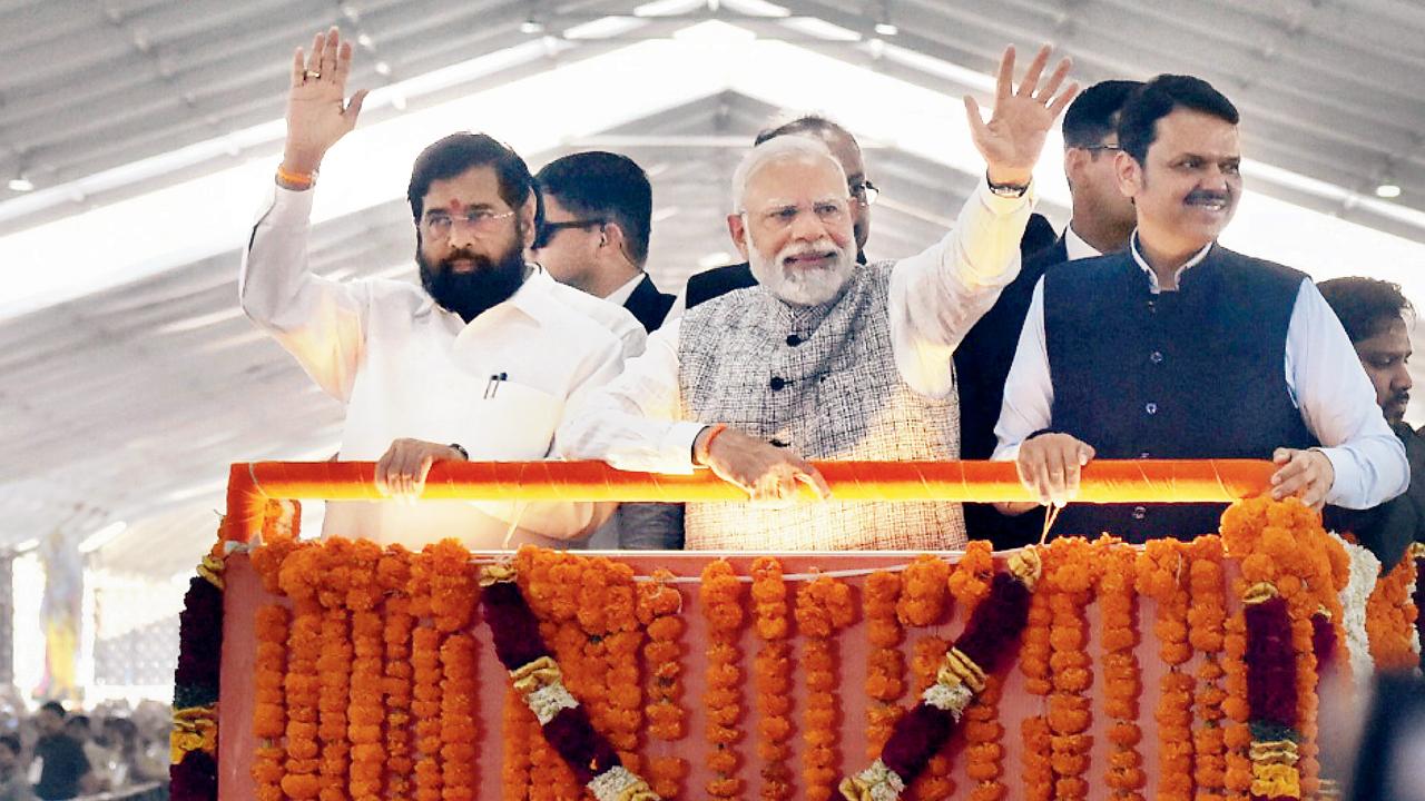PM Narendra Modi, flanked by Chief Minister Eknath Shinde and Deputy Chief Minister Devendra Fadnavis, at the site of the Navi Mumbai International Airport on Friday. Pic/Sayyed Sameer Abedi