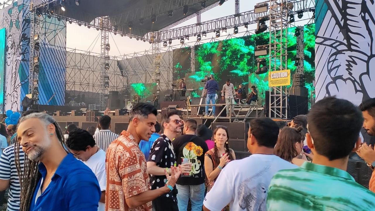 Sahej Bakshi, better known by his stage name Dualist Inquiry, steps up the tempo with his set that puts attendees at Lollapalooza India 2024 into a hypnotic trance.