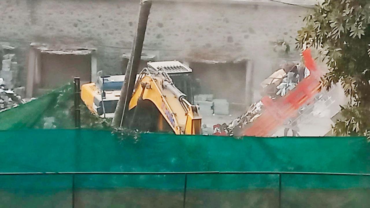 Construction debris being dumped on the plot at Veera Desai Industrial Estate in Andheri West. Pics/Prasun Choudhari