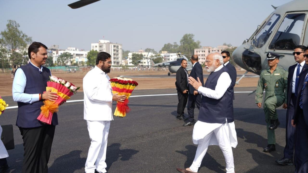 Ahead of inauguration of Mumbai Trans Harbour Link (MTHL), Maharashtra CM Eknath Shinde welcomes PM Narendra Modi in Nasik today morning