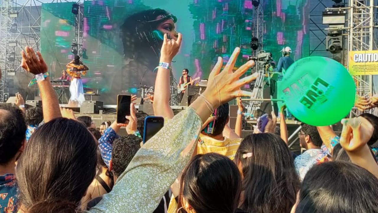 The lively and energetic Fatoumata Diawara gets an African party started at Lollapalooza India 2024 with diverse music and costumes.