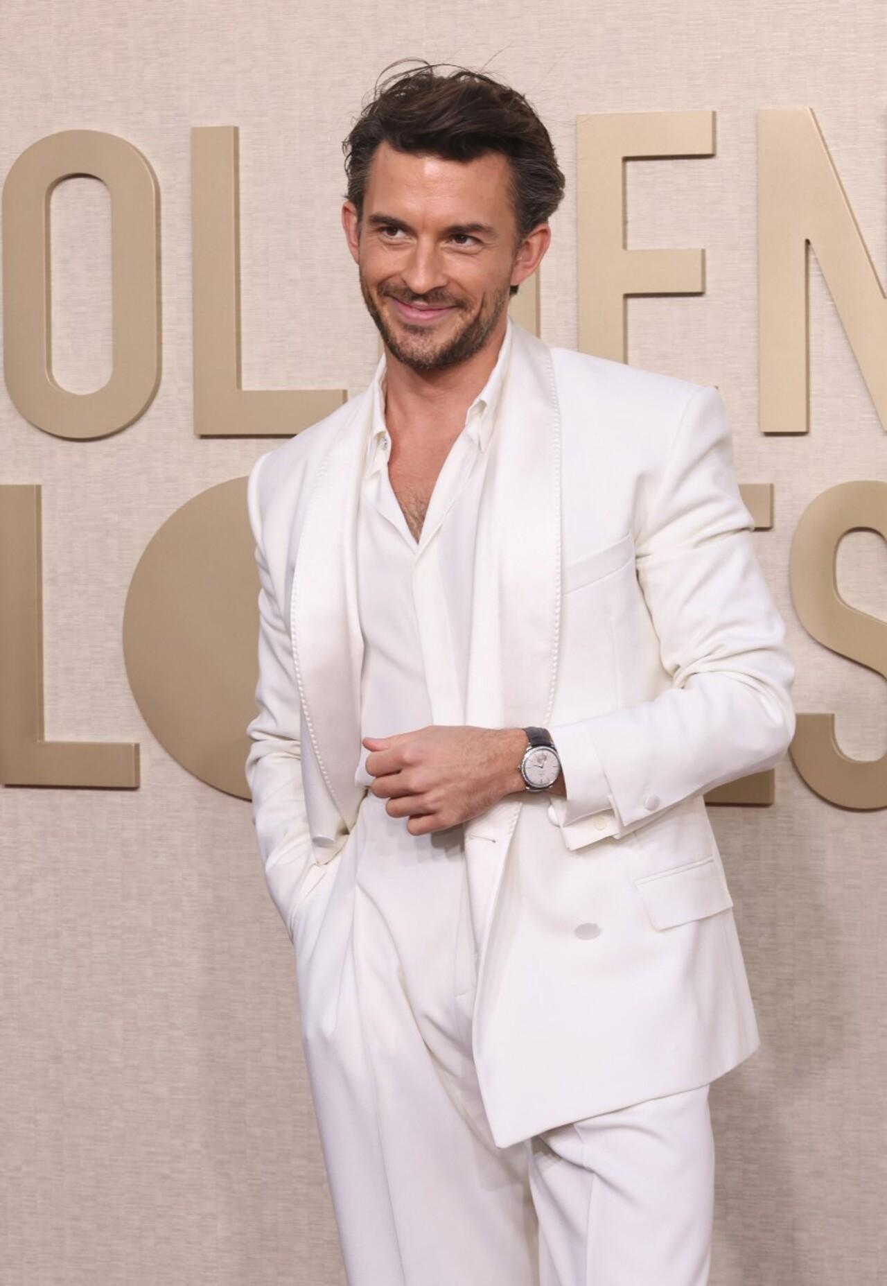 Jonathan Bailey had a teaching moment on the red carpet as she showed how to pull-off an all-white suit for an awards night. The Bridgerton actor sure had all drooling on his killer looks
