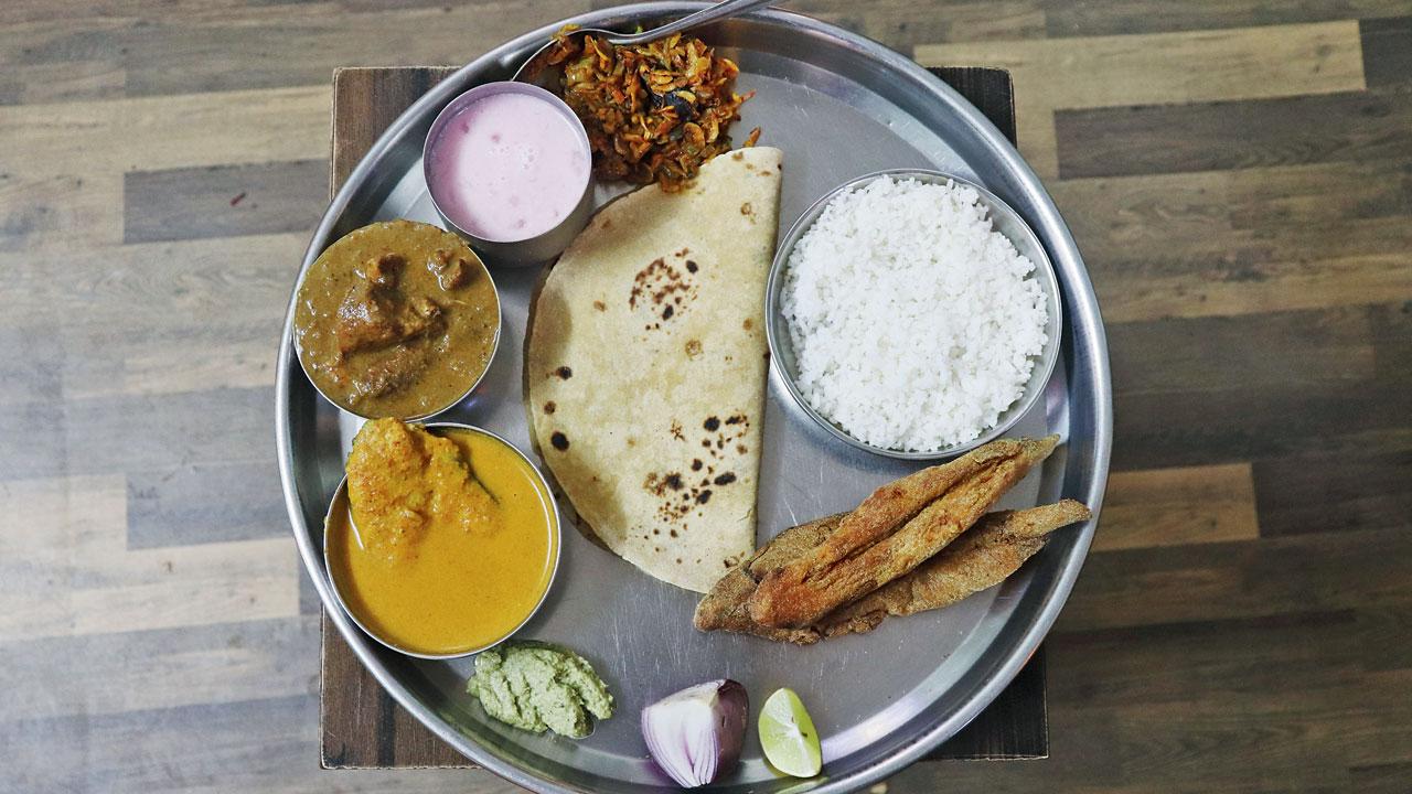 A typical Gomantak thali with fish curry, surmai kadi, chicken rasa, bombil fry and sol kadi and kismur