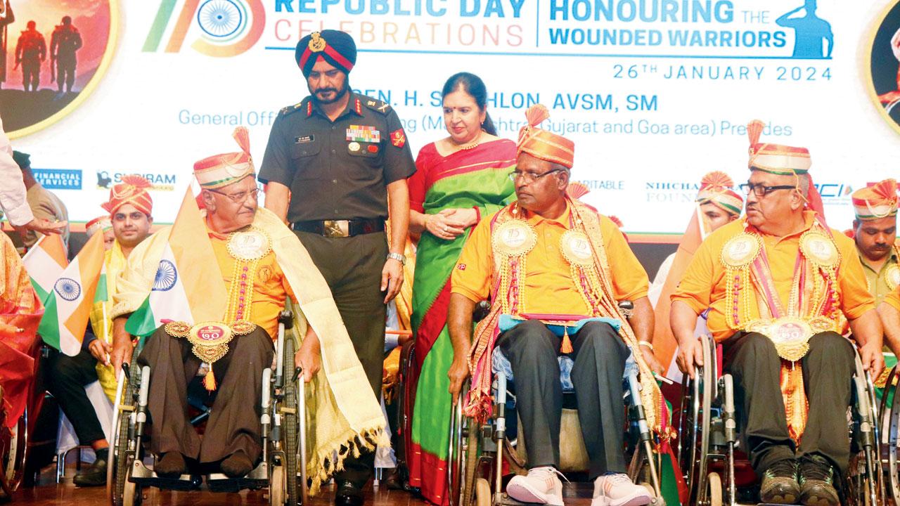 Lt General HS Kahlon (centre) shares the stage with the felicitated soldiers