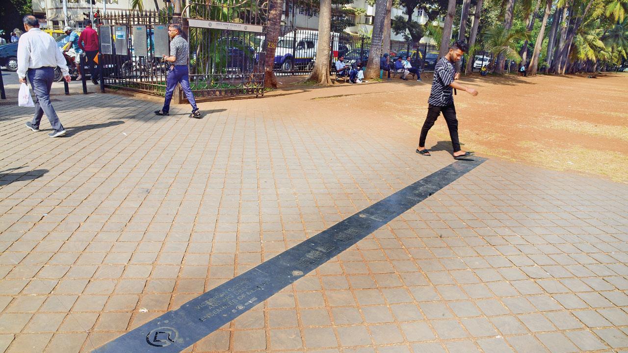 Floorboard inscriptions are installed at both entrances to Oval Maidan. The logos and text on the plaques are UNESCO-approved and made in English and Hindi/Marathi