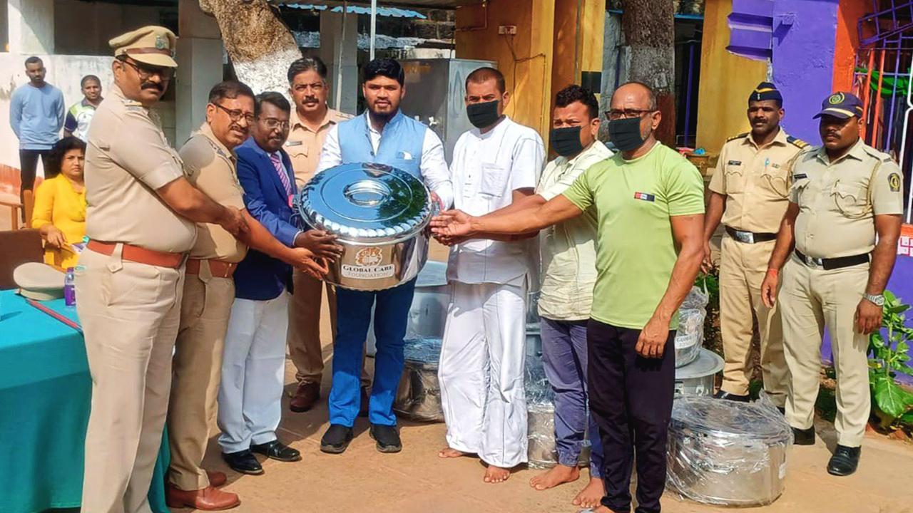 Mumbai-based NGO donates hotpots to keep food warm in Byculla, Alibaug prisons